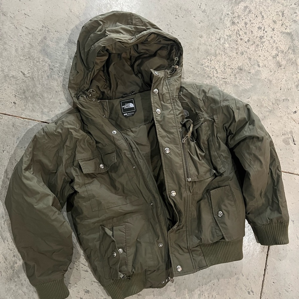The North Face Winter Bomber Jacket GREEN SMALL. PRE OWNED